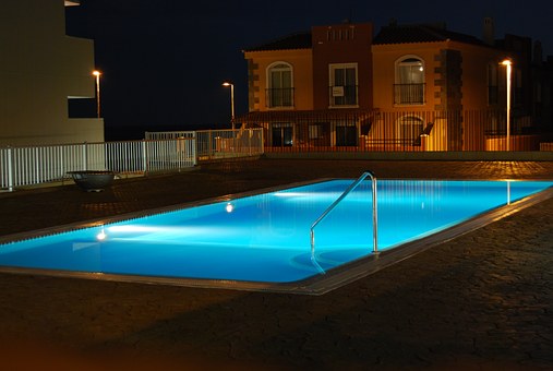 Ventajas de iluminar una piscina de obra