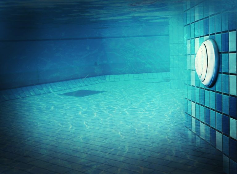Iluminar correctamente nuestra piscina