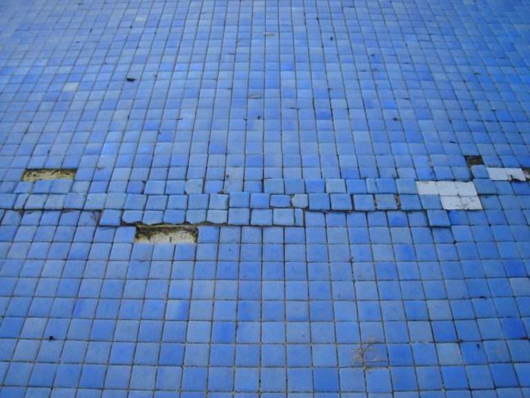 ¿Por qué aparecen grietas en las piscinas de Barcelona?