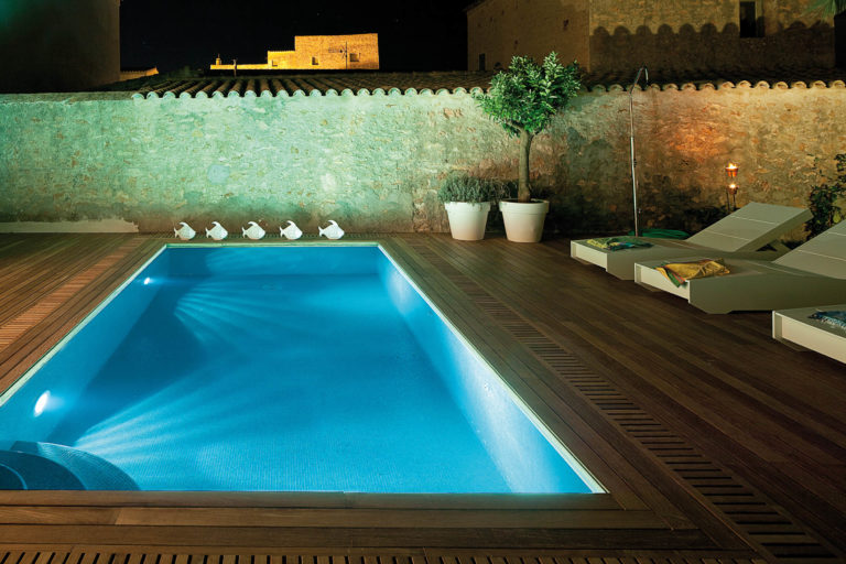 ¿Por qué iluminar una piscina?