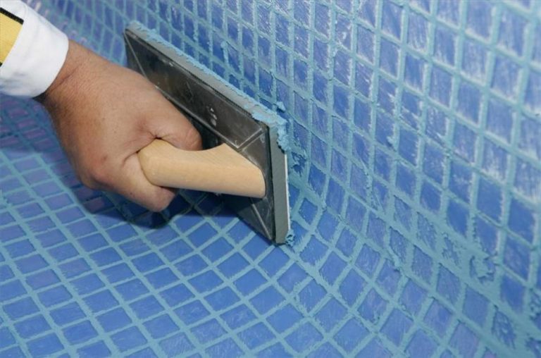 Reparar grietas de una piscina de cemento