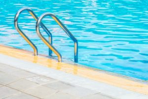 piscina-nadie-escalera-deporte-limpio_1203-6134