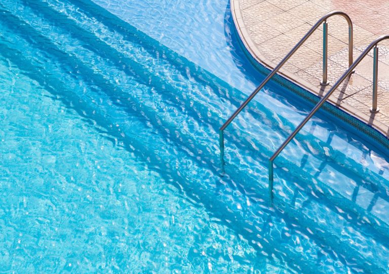 Todo lo que nos puede aportar una piscina de sal