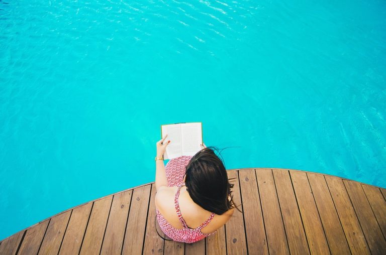 Mantenimiento de una piscina de madera