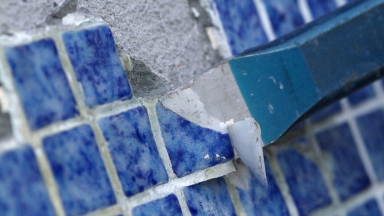 Cómo reparar las grietas de la piscina