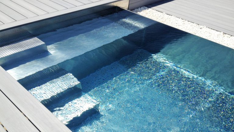 Aplica soluciones para la reparación de piscinas de acero