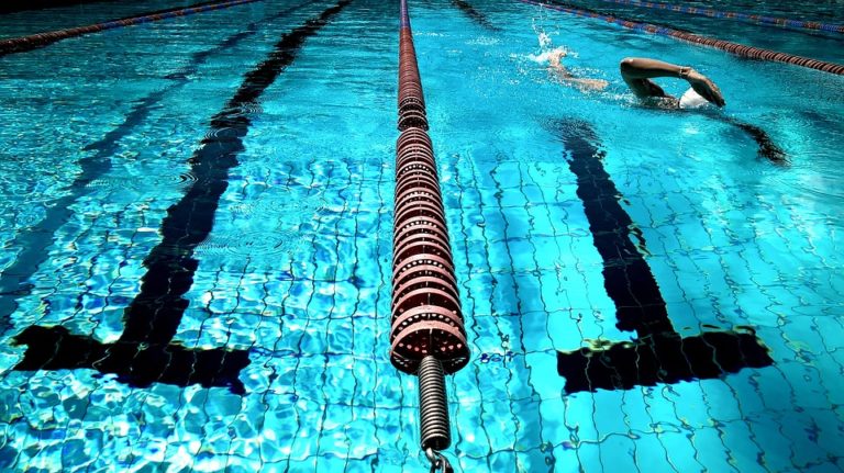 Reparar grietas en las baldosas de la piscina