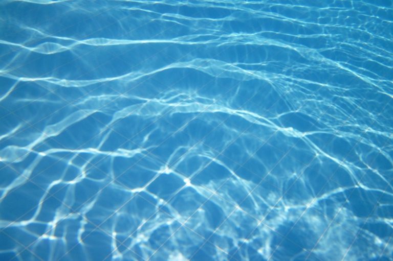 Como escoger el limpiafondos más adecuado para realizar el mantenimiento de vuestra piscina