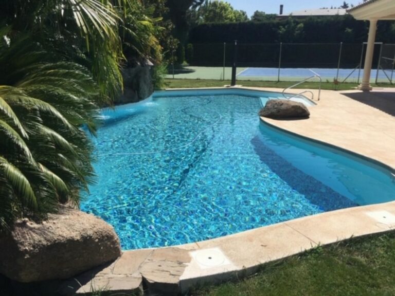 El entorno vegetal en una piscina de obra en Sabadell