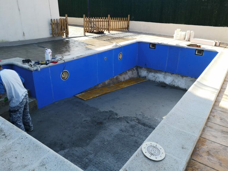 Diferencia en la reparación de una piscina de acero y una de poliéster