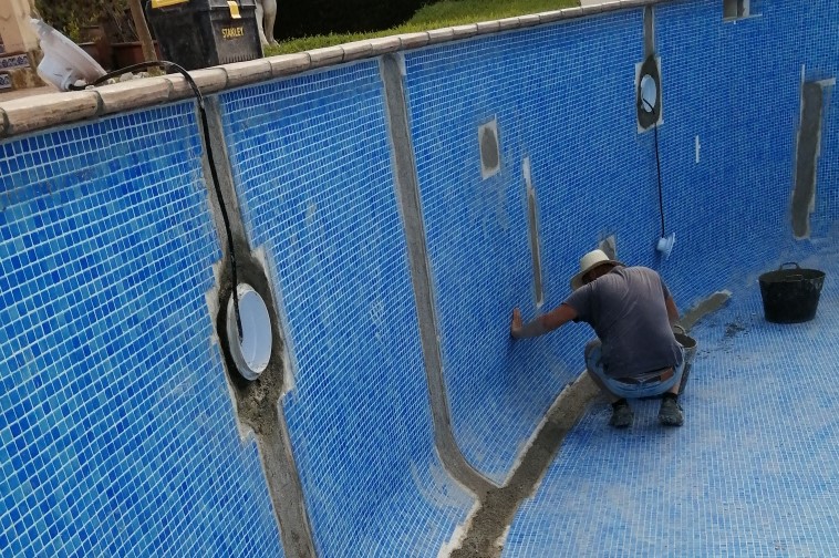 Como reparar una piscina de hormigón con grietas en Barcelona