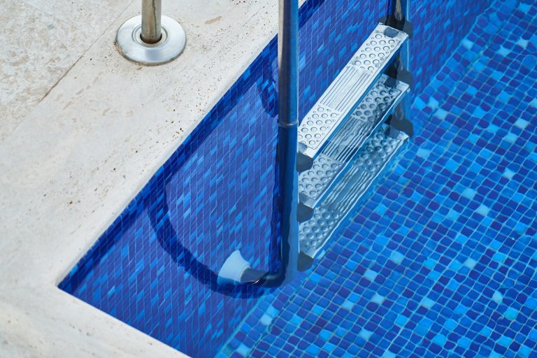 Importancia de hacer una reparación de piscina en Barcelona a tiempo