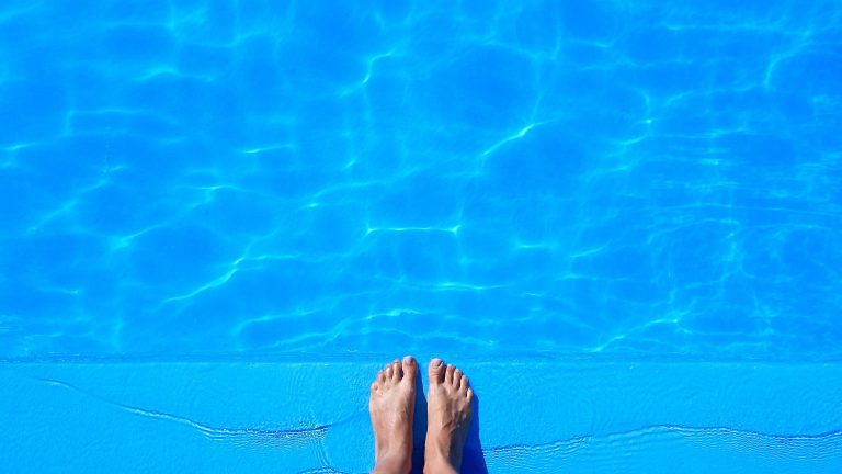 Reparación de piscinas en Terrassa: las señales de fuga en su espacio