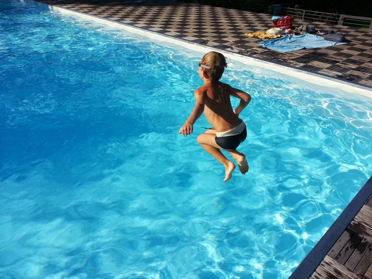 ¿Cómo debe ser la piscina perfecta para bañar a tu bebé?