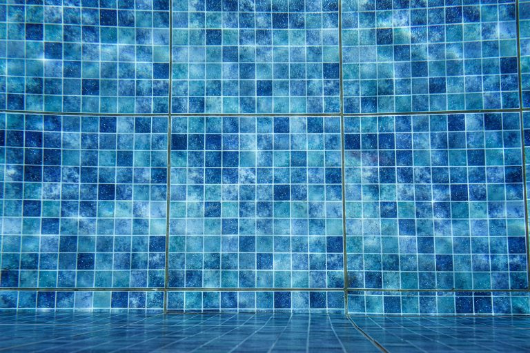 Instalación y reparación del gresite de las piscinas de Mollet