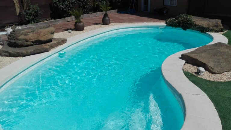 5 PASOS PARA MANTENER UNA PISCINA CUIDADA Y SANA