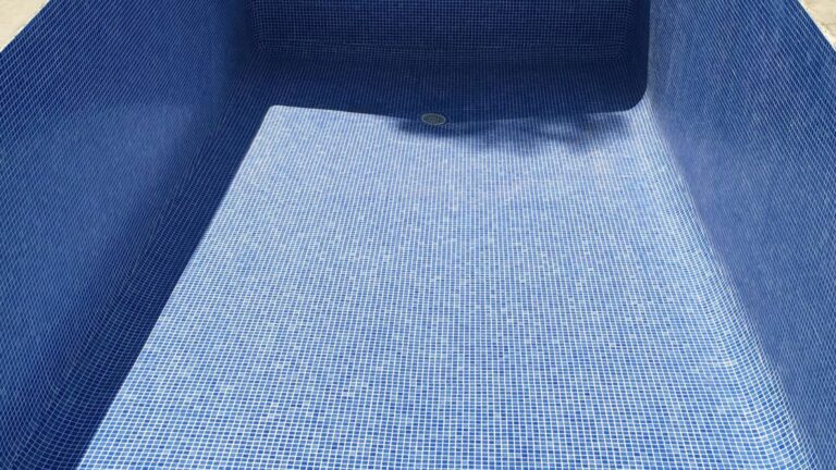 ¿Cómo detectar una fuga en tu piscina?