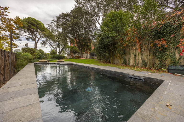 ¿Cómo hacer la construcción de tu piscina en Badalona para que sea especial?