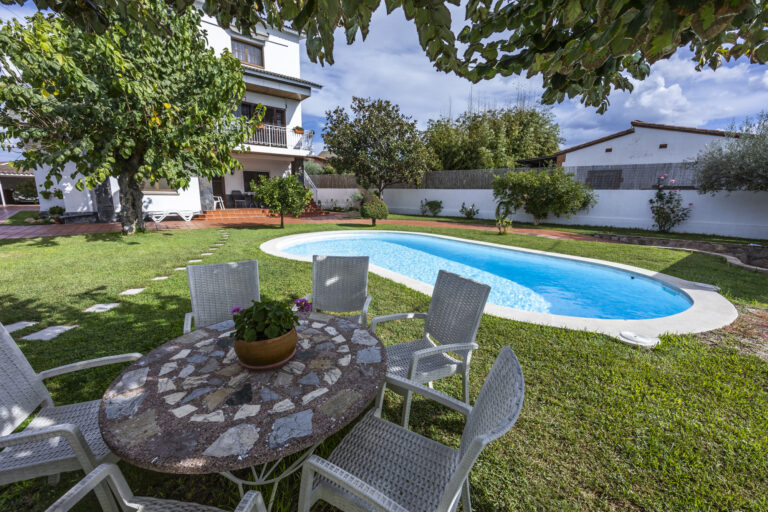 Aprovecha la construcción de piscinas en jardines para crear una zona de juego y de descanso