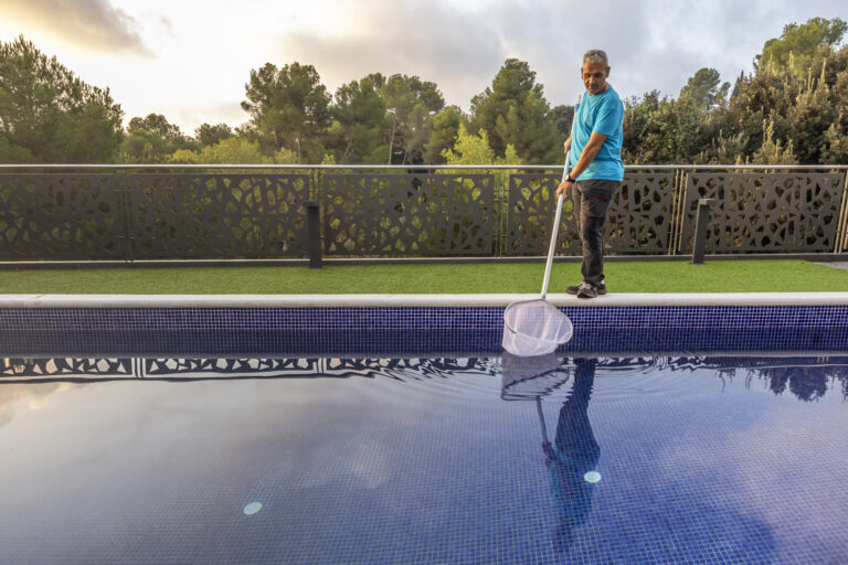 ¿Cómo mantener limpia nuestra piscina después de la construcción de piscinas Barcelona?