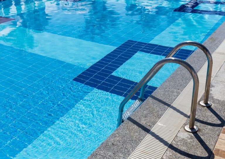 ¿Listo para una reparación de piscinas? Esto es lo que debe tener en cuenta