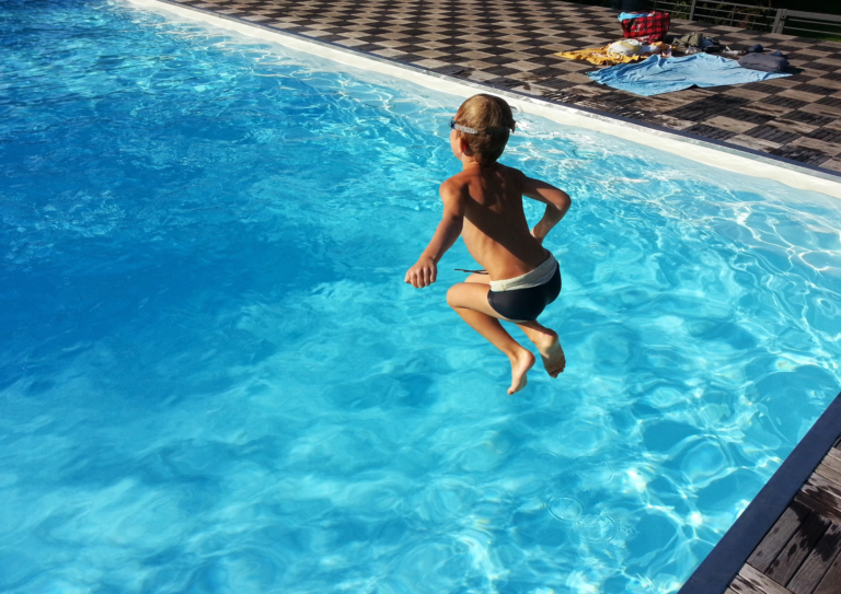 Cloración salina, la mejor opción para piscinas para niños