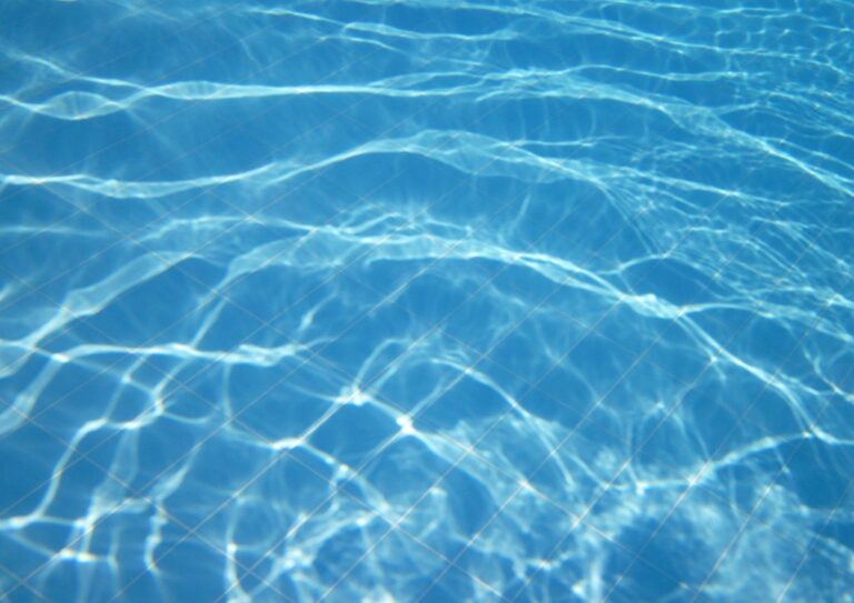 Tres razones para confiar en profesionales para la reparación de piscinas