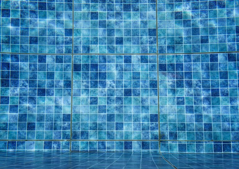 Reparación de piscinas: ¿Cuándo llamar a los profesionales?