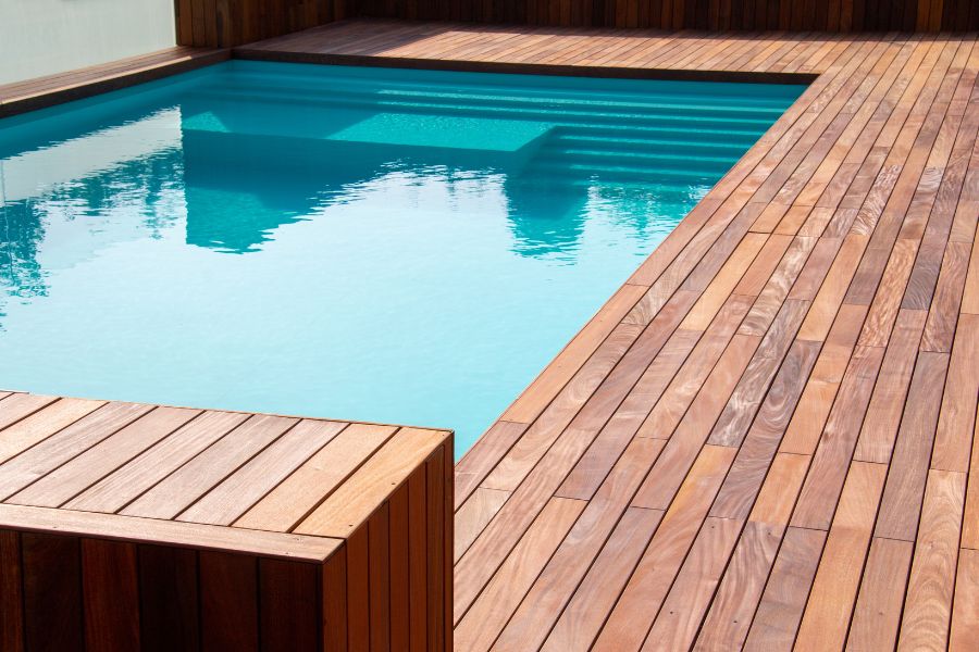 piscina moderna con tarima de madera