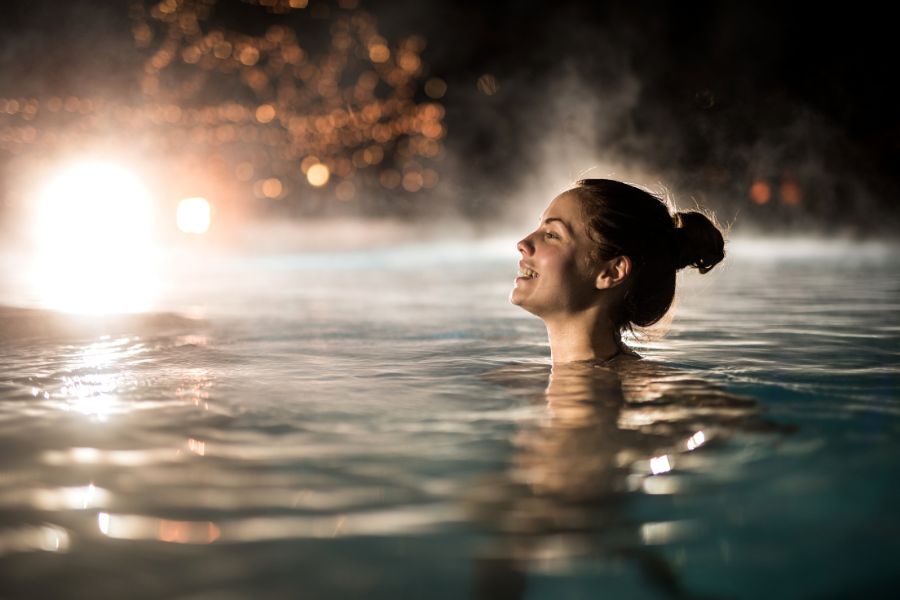 chica disfrutando de un baño en piscina climatizada