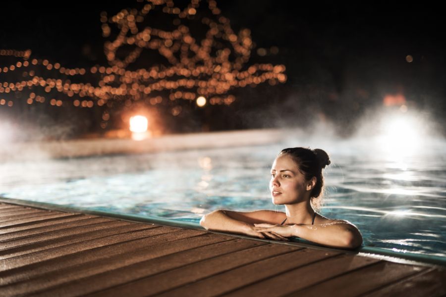 chica disfrutando del baño en piscina climatizada