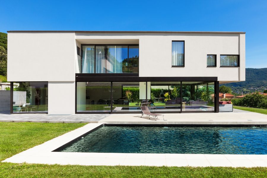 chalet con piscina y jardín