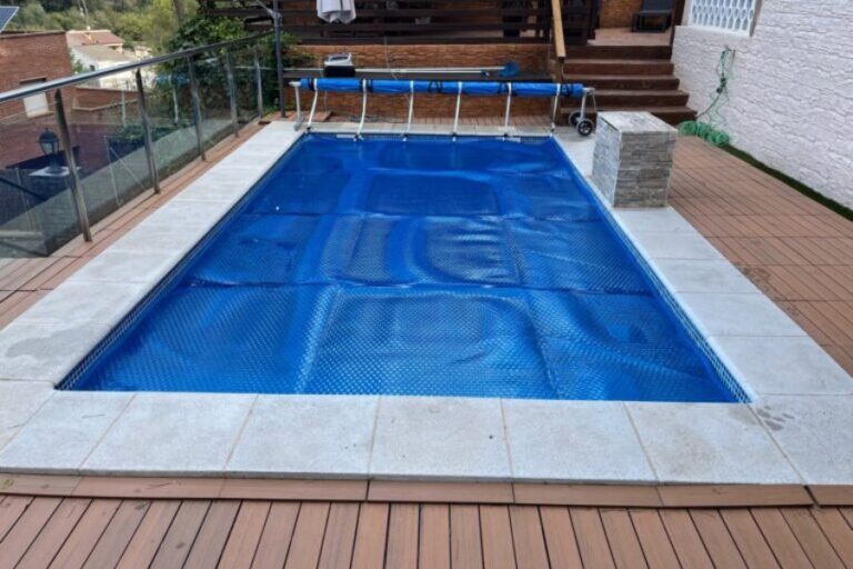 ¿Qué es un cobertor solar térmico y por qué lo necesita tu piscina?