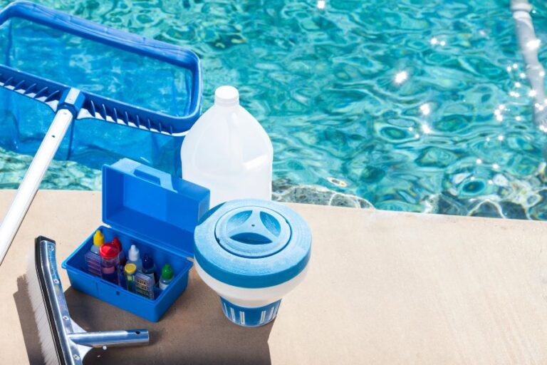 Analítica completa y tratamiento químico; lo que necesita tu piscina para hacer una puesta a punto