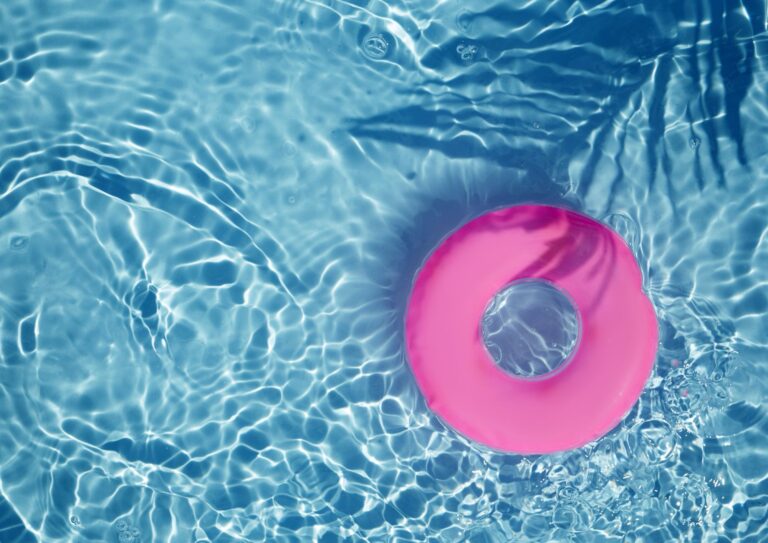 Consejos prácticos para mantener tu piscina impecable en verano