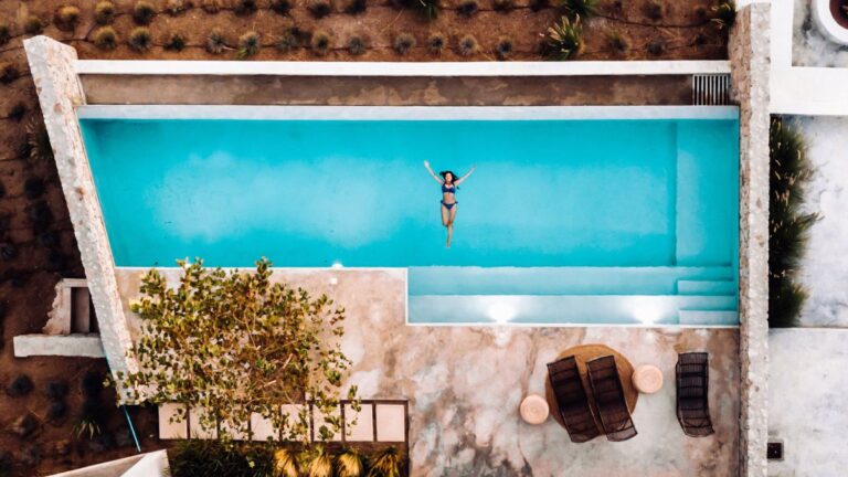 Ventajas de la construcción de piscinas desbordantes en terrenos inclinados