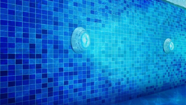 Errores comunes al impermeabilizar una piscina antigua y cómo evitarlos