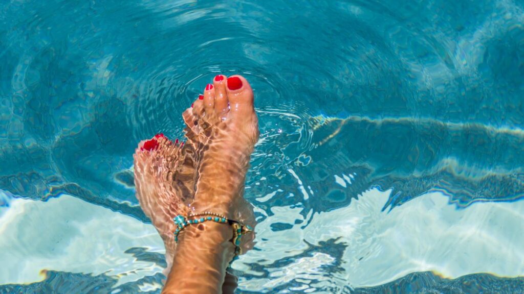 pies en piscina