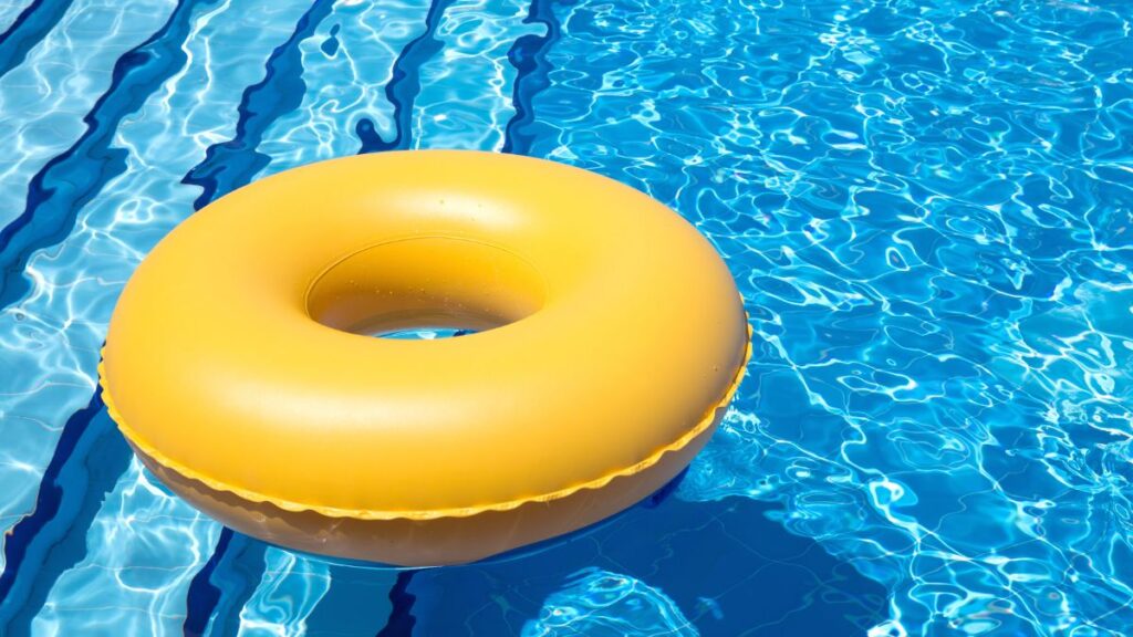 donut de colchoneta en piscina