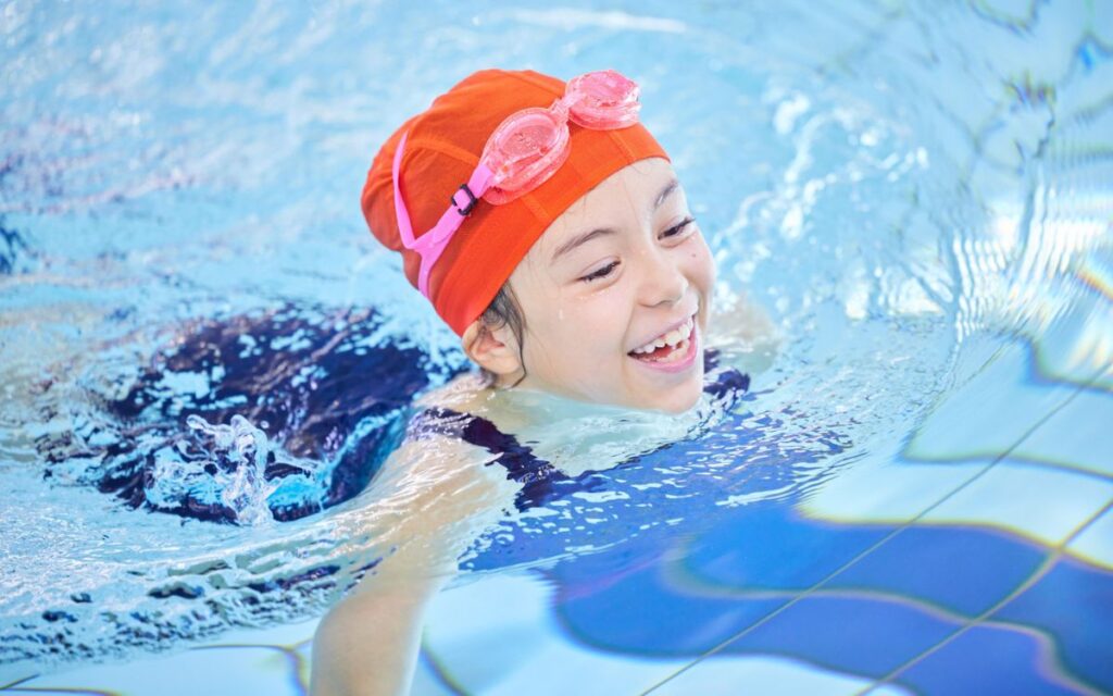 niña en la piscina