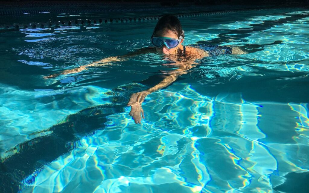 niña en la piscina