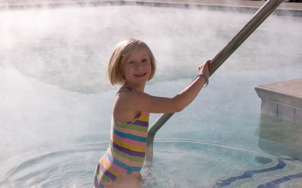 niña en la piscina