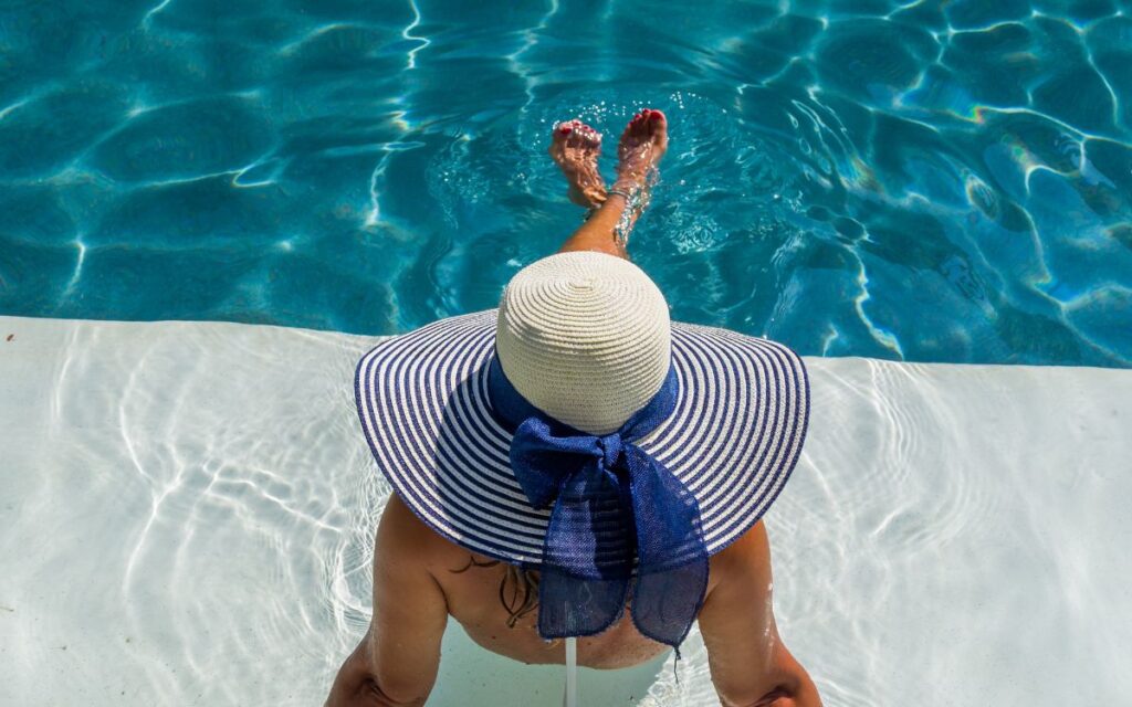 mujer en la piscina