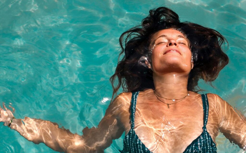 chica en piscina