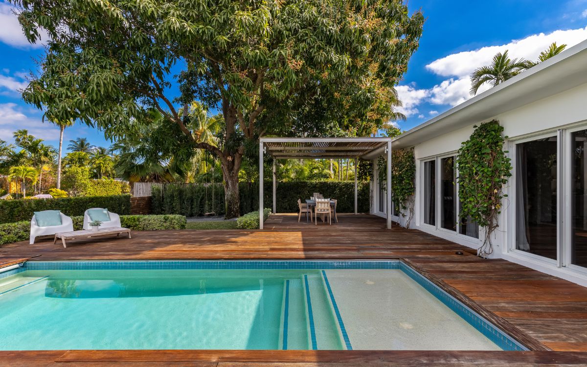 casa moderna con piscina