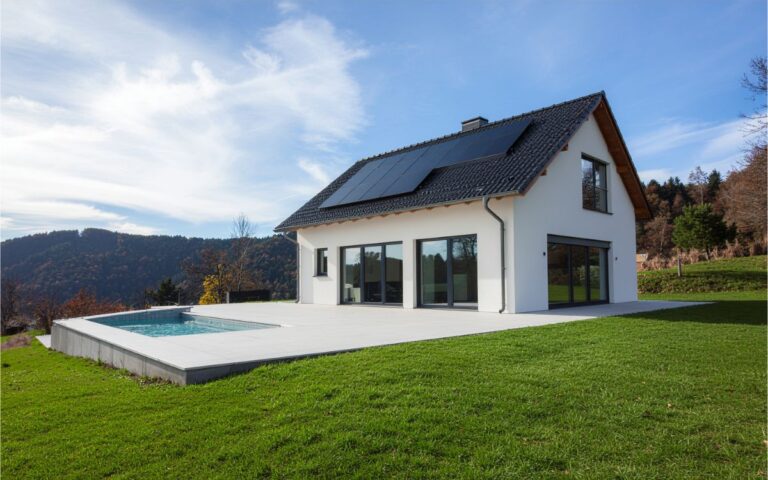 ¿Cómo renovar una piscina antigua y convertirla en un espacio moderno, eficiente y fácil de mantener?